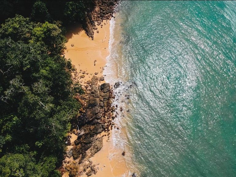 vista aerea de mar y vegetacion en Koh Phayam, una de las mejores playas de tailandia