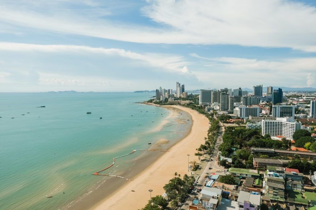 ciudad y costa de pattaya beach, edificios y parques