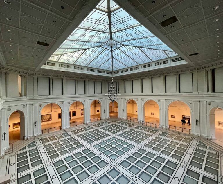 interior del brooklyn museum