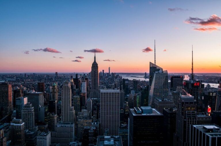 skyline de nueva york al atardecer, edificios y rascacielos