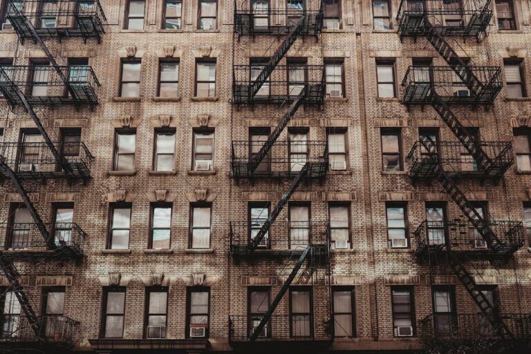 fachada de edificio de nueva york con ventanas y escaleras metálicas