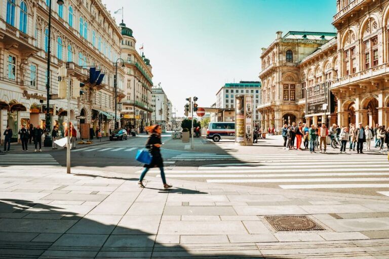 chica paseando por el centro de viena con edificios
