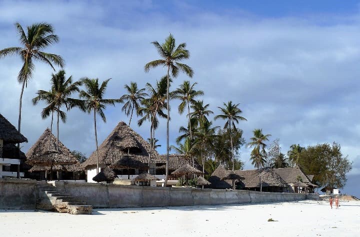 lodges en una playa, algo que ver en zanzibar