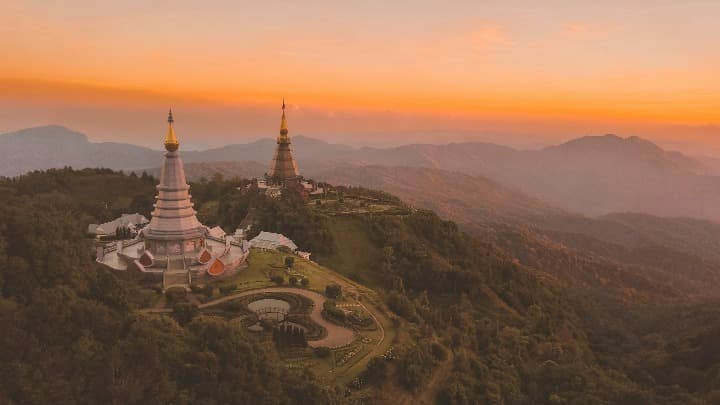 vista al atardecer de un templo en medio del parque nacional de Doi Inthanon