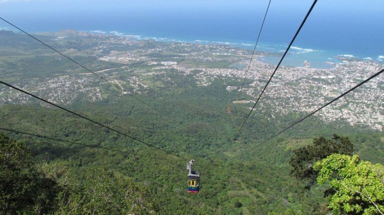 teleferico en paysaje verde con mar al fondo en puerto plata