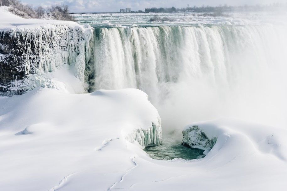 cataratas con nieve en invierno