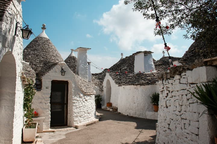 Trulli en Alberobello, construcciones típicas de Apulia (Puglia), en Italia.
