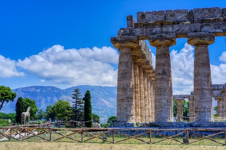 templo antiguo en paestum, detrás arboles y montaña