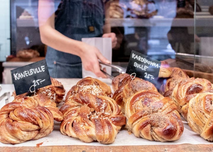 kanelbulle, postres típicos de estocolmo en el escaparate de una panadería