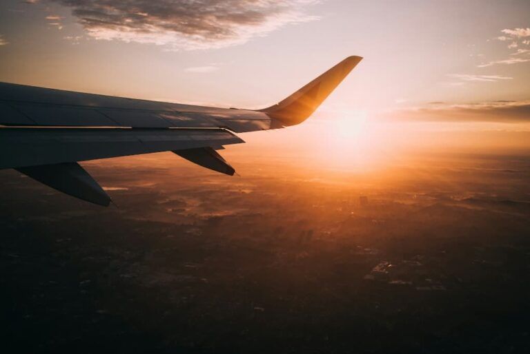 ala de avion vista desde ventana, durante puesta del sol