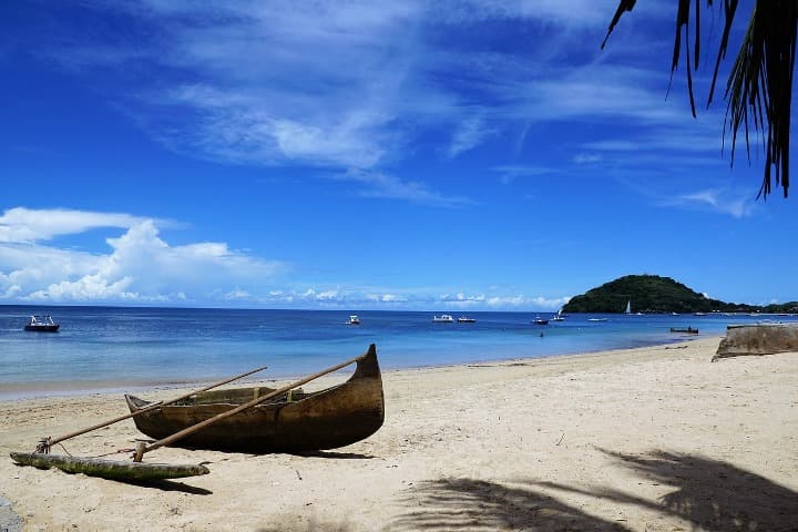barco en la orilla del mar de la isla nosy be, algo que ver en madagascar