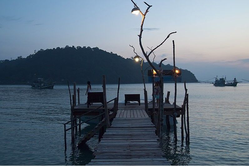 embarcadero con lucecitas en Koh Kood, tailandia