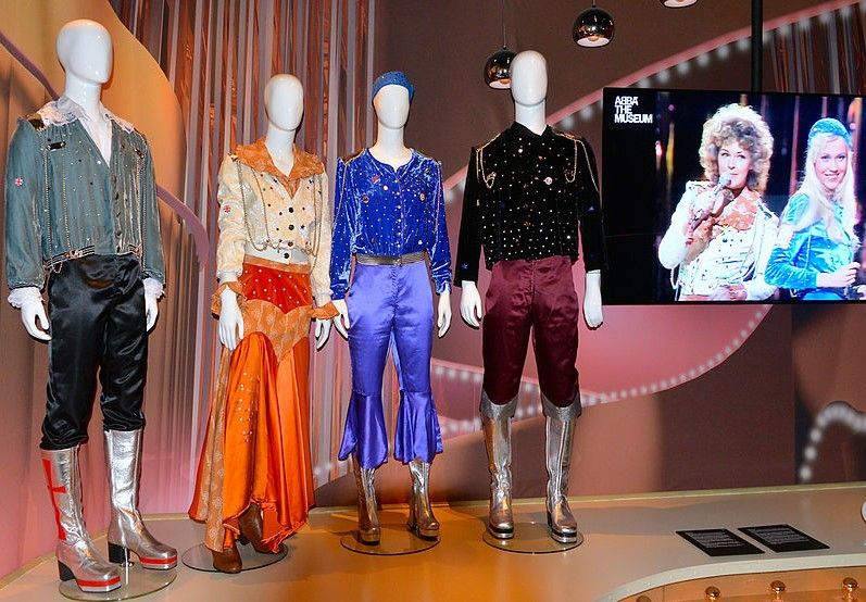 cuatro maniquies vestidos como los abba, en su museo en estocolmo