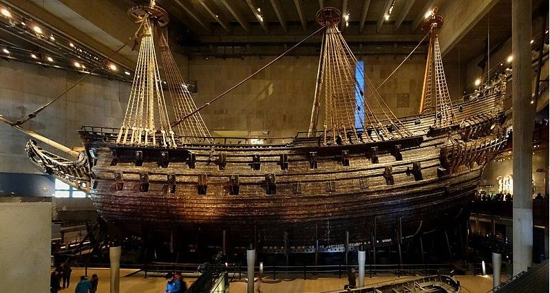 barco inmenso colgado en el interior del vasa musuem, algo que ver en estocolmo