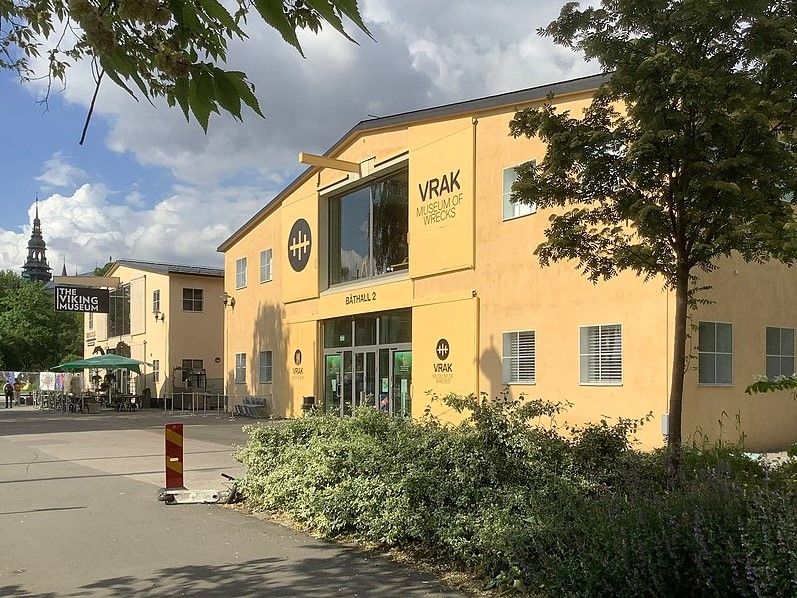 entrada del edificio donde está el museo vikingo de estocolmo