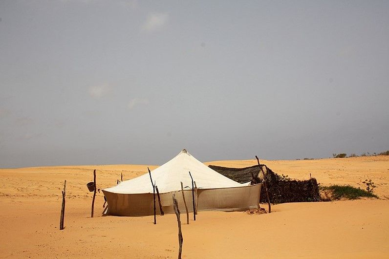 tienda en medio del desierto de lompoul, en sengal