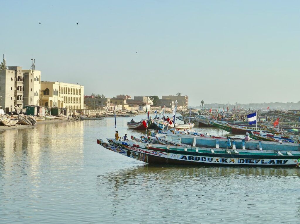 barcos y edificios en saint louis, senegal