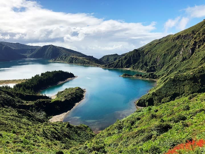 lago y montañas verdes en azores, lugar a donde viajar en julio