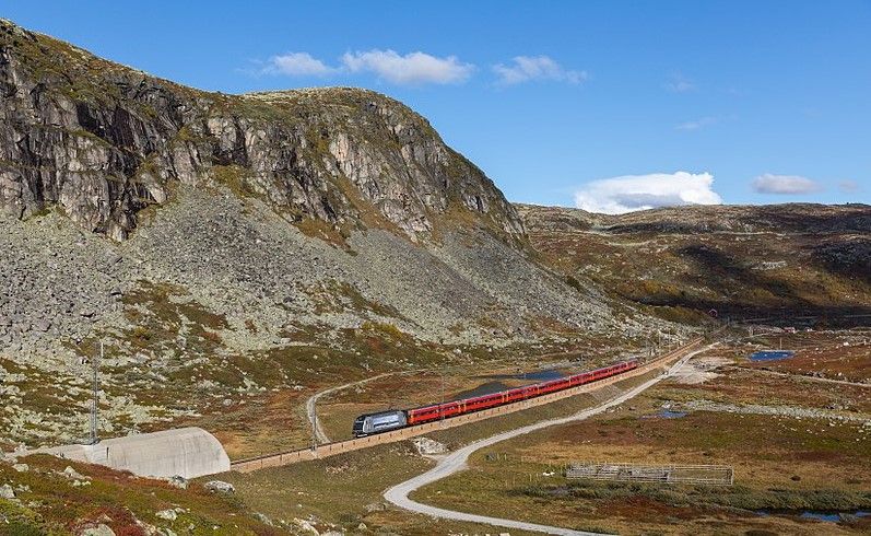 tren oslo-bergen en medio de paisaje de montaña