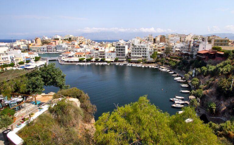 vista de agios nikolaos en creta, bahia con barcos y edificios