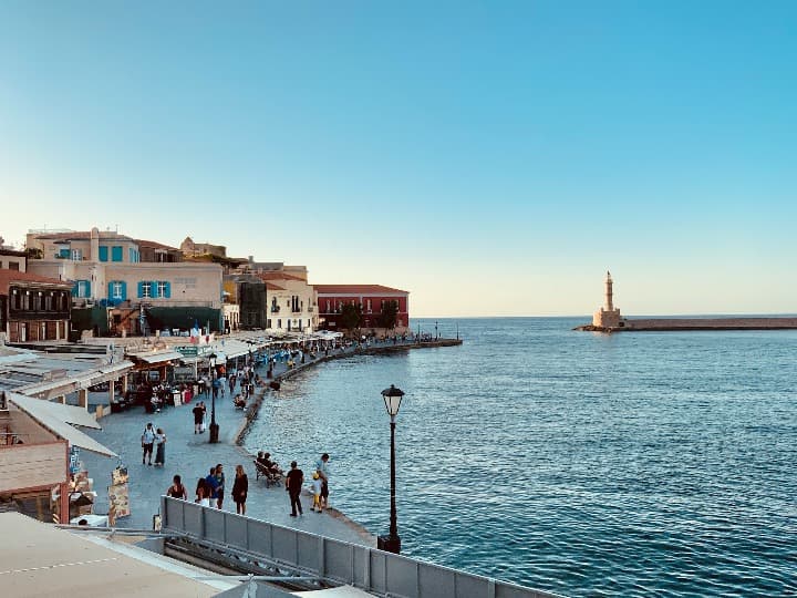 zona del paseo marítimo en chania, mar y faro al fondo