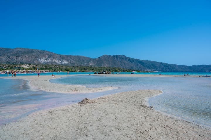 playa de elafonissi con detrás montaña, algo que ver en creta