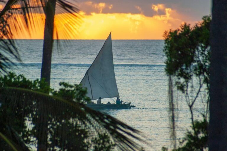 barco en el mar, puesta del sol al fondo, cuando viajar a zanzibar