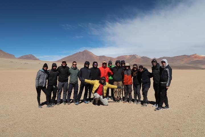 Grupo de viajeros de weroad en el desierto de Bolivia.