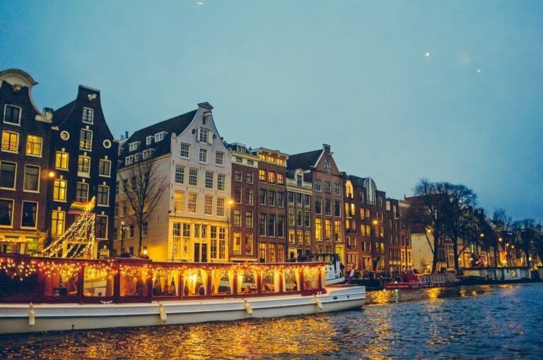 casas de amsterdam iluminadas y canales