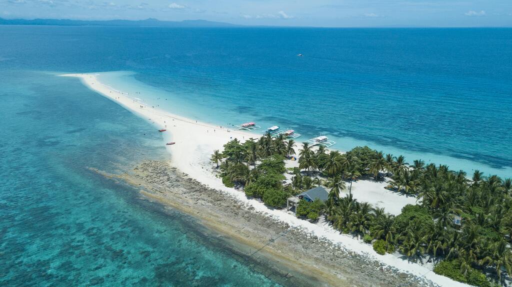 Kalanggaman Island con banco de arena blanca rodeada de aguas turquesas en Filipinas.