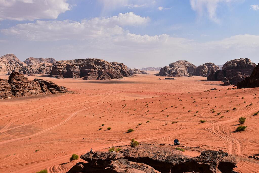 Dunas y formaciones rocosas en el desierto de Wadi Rum, con vistas panorámicas del inmenso paisaje árido.