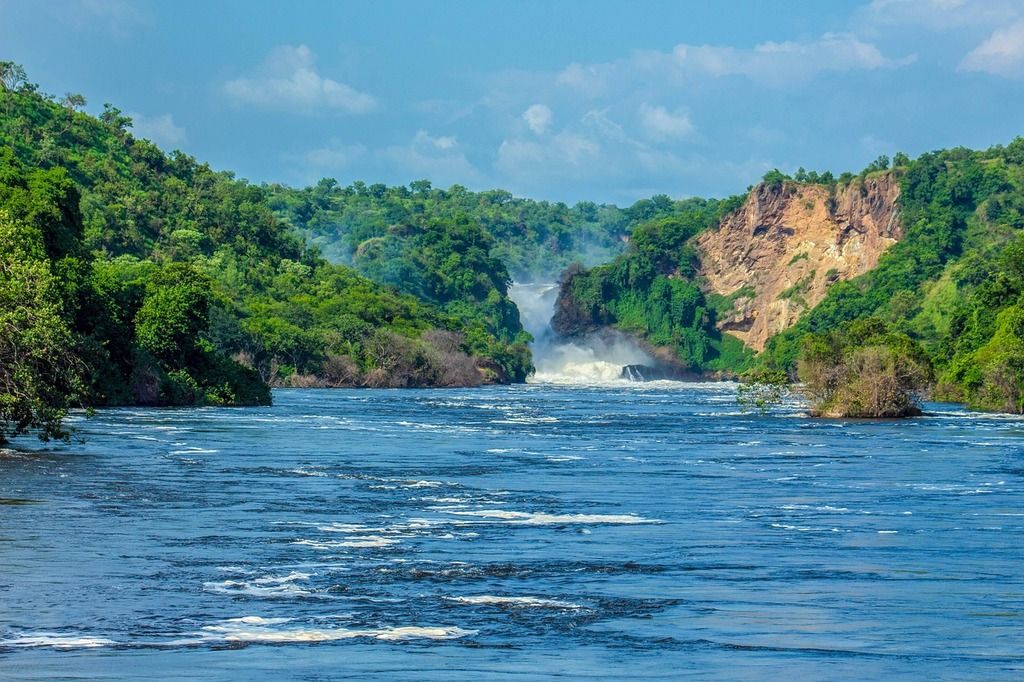 Cascada en medio de una selva africana con aguas caudalosas