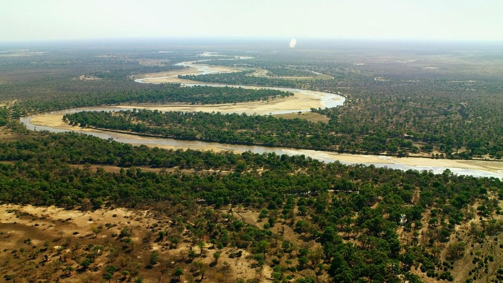 Vista aérea de un río serpenteante en el paisaje africano