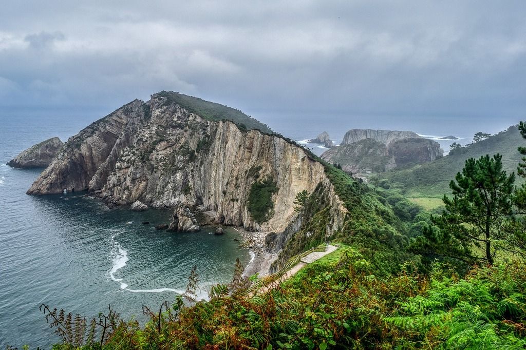Acantilados de la costa asturiana en el Cabo Vidio – Impresionante formación rocosa sobre el mar Cantábrico con una vista espectacular.