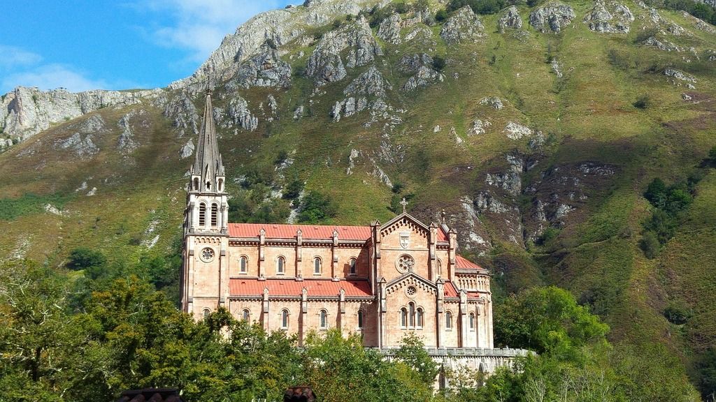 Basílica de Santa María la Real de Covadonga, Asturias – Impresionante basílica de ladrillo rojo situada en un entorno montañoso espectacular.