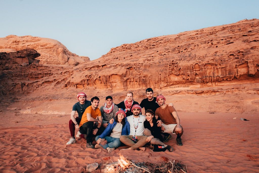 Grupo de viaje WeRoad en Wadi Rum, Jordania