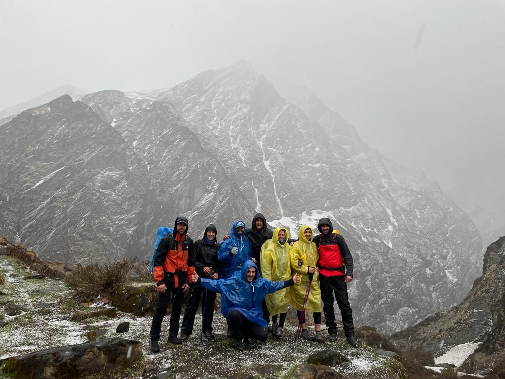 Grupo de viajeros enfrentando el clima frío y la nieve en una expedición en el Annapurna. Viaje organizado de trekking con WeRoad en Nepal.