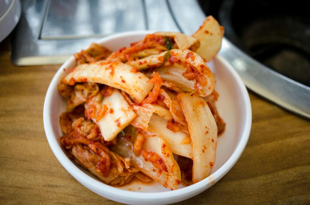 Un plato de kimchi fresco, la famosa col fermentada picante coreana.
