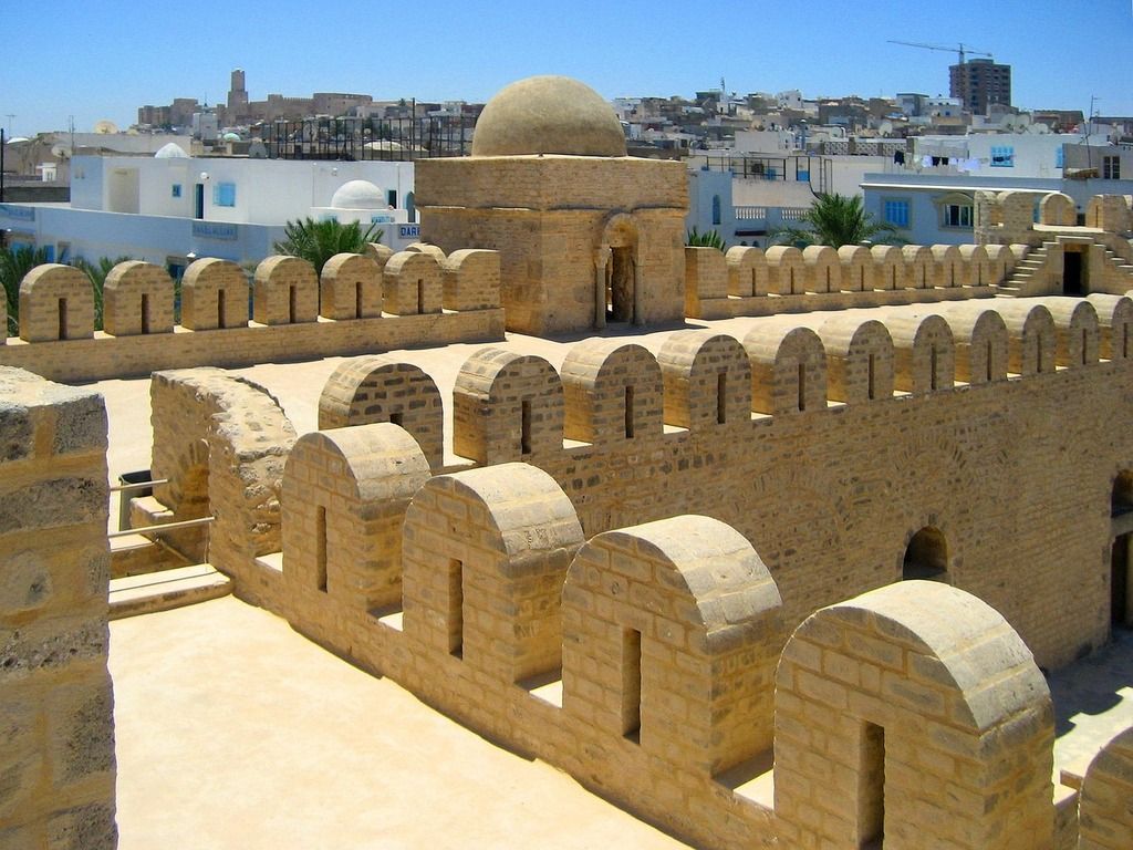 Fortaleza histórica en Sousse con arquitectura tradicional tunecina.