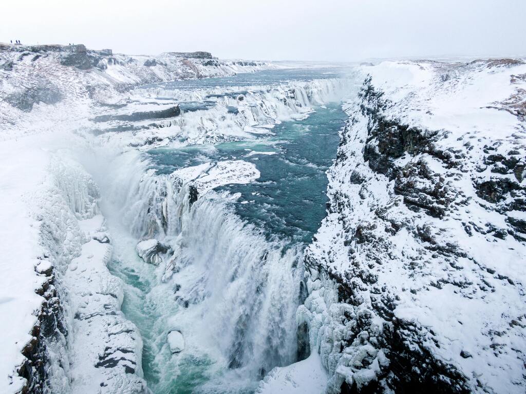 Impresionante cascada de Gullfoss en Islandia durante el invierno