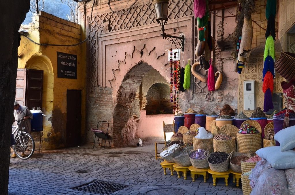 Mercado de especias y artesanías en una calle de Marrakech, Marruecos