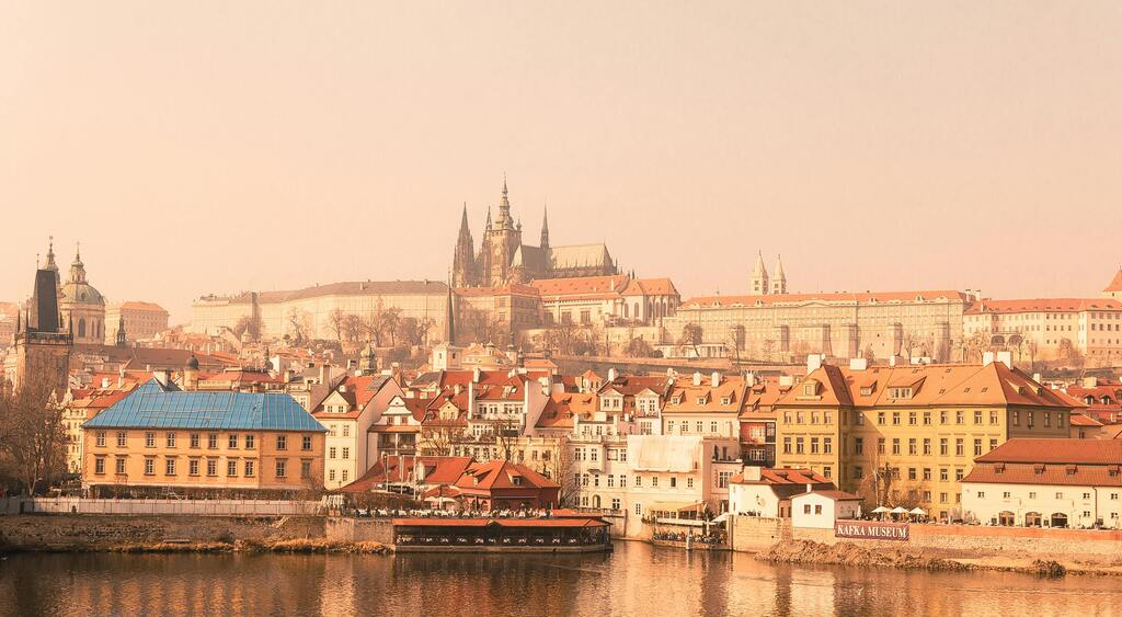 Vista del Castillo de Praga sobre el barrio de Malá Strana al atardecer