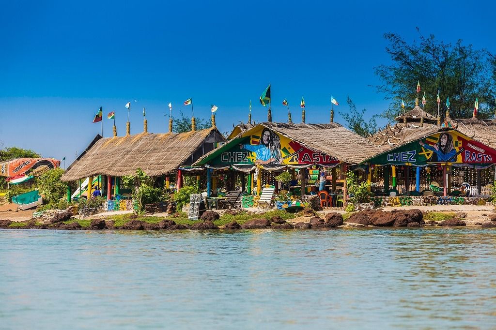 Coloridas cabañas rastafari frente al mar en la Isla de Gorée, Senegal