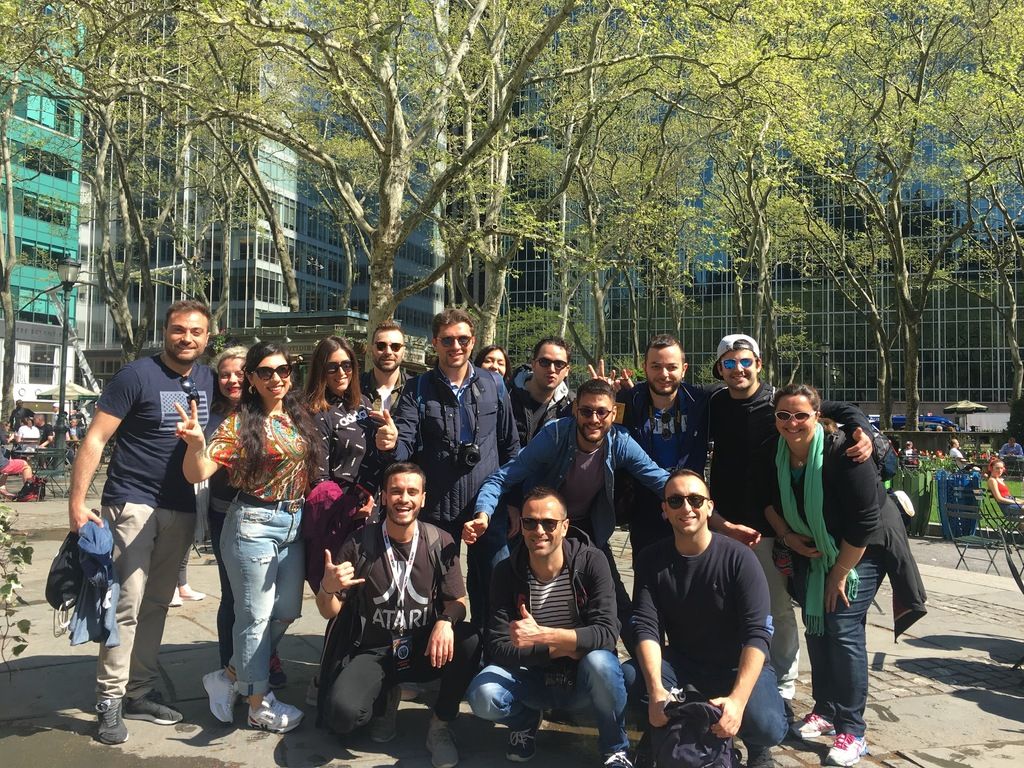 Viaje de grupo WeRoad en Nueva York con fondo del Bryant Park