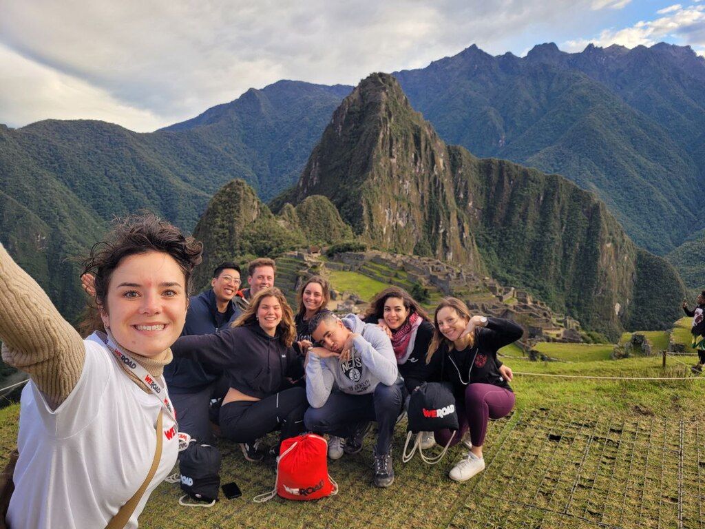 Viaje de grupo WeRoad en Machu Picchu, Perú.