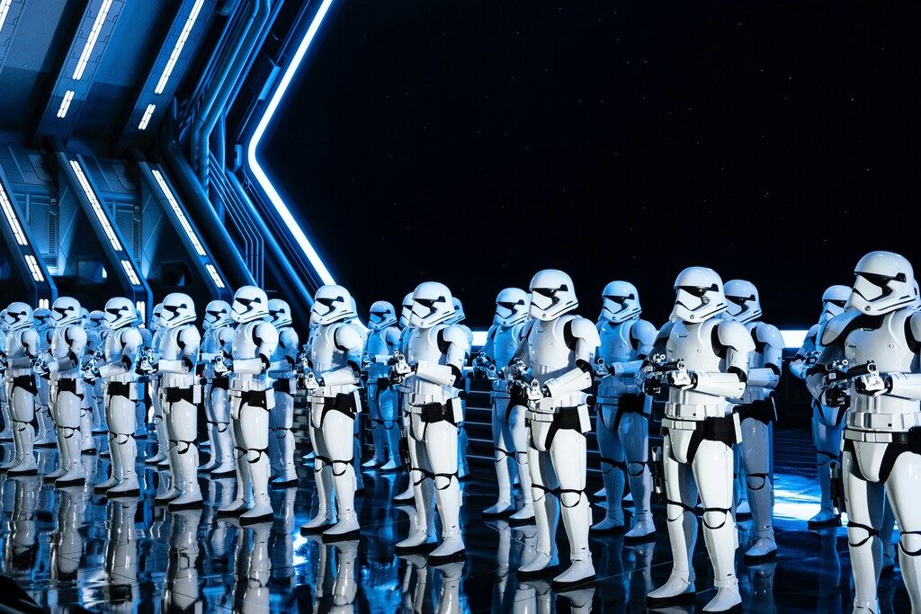 Grupo de stormtroopers alineados en una nave espacial