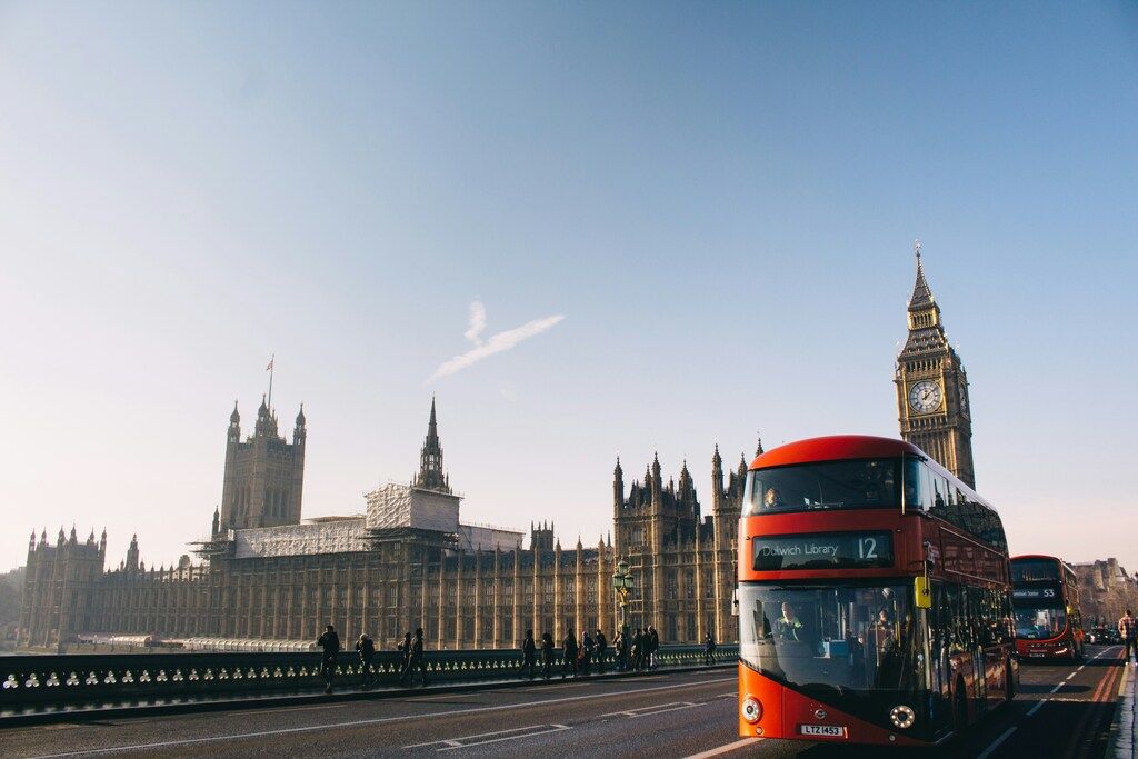 Autobús rojo de dos pisos en Londres frente al Big Ben.
