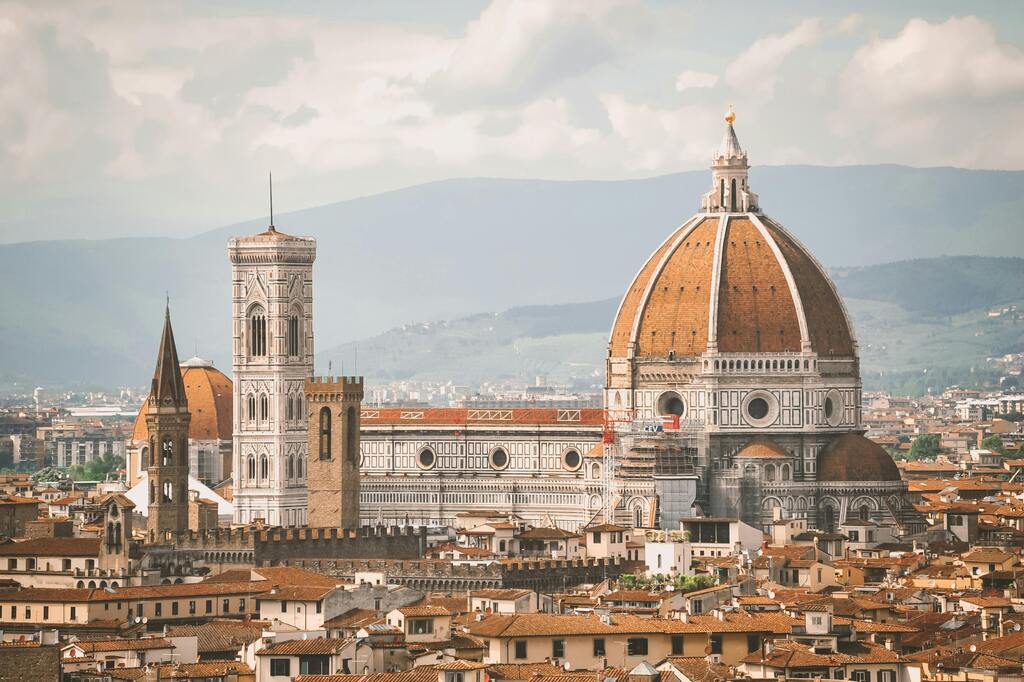 Duomo de Florencia con la cúpula de Brunelleschi al atardecer.