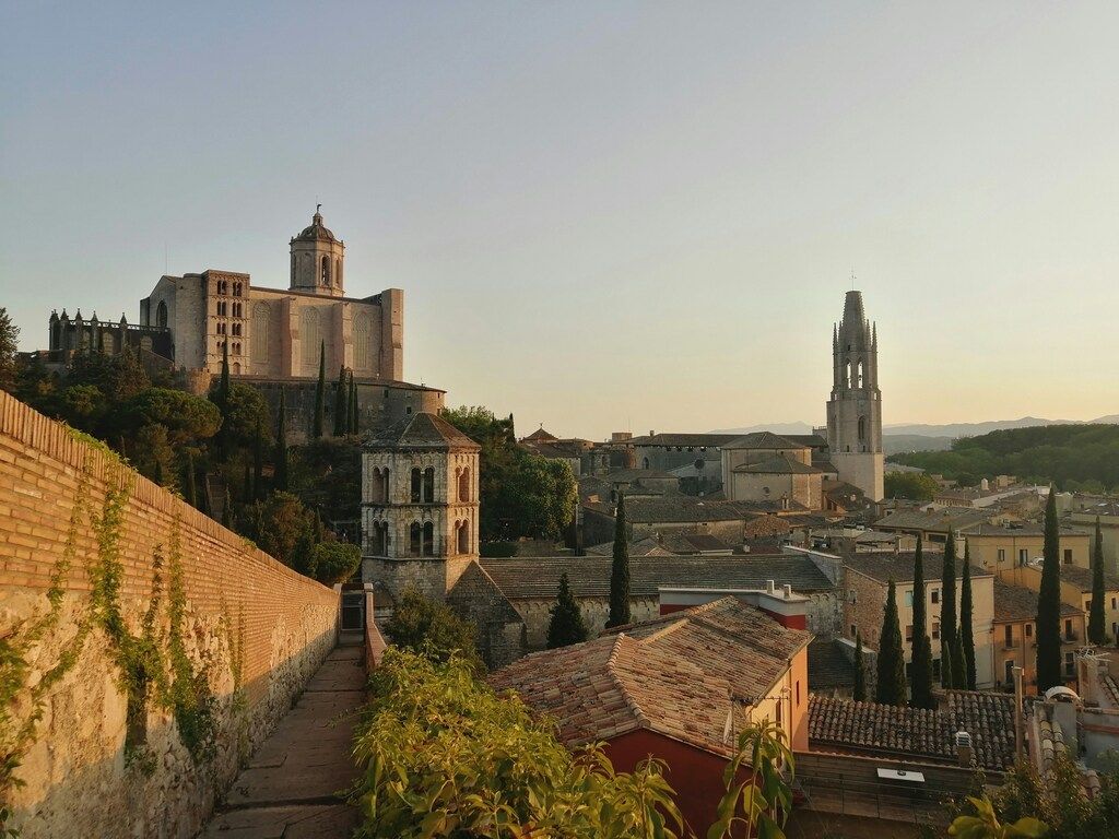 Vista panorámica del casco antiguo de Girona con la catedral y la muralla al atardecer
