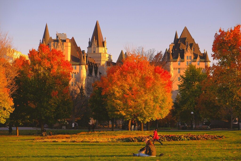 Árboles de otoño frente al Fairmont Château Laurier en Ottawa